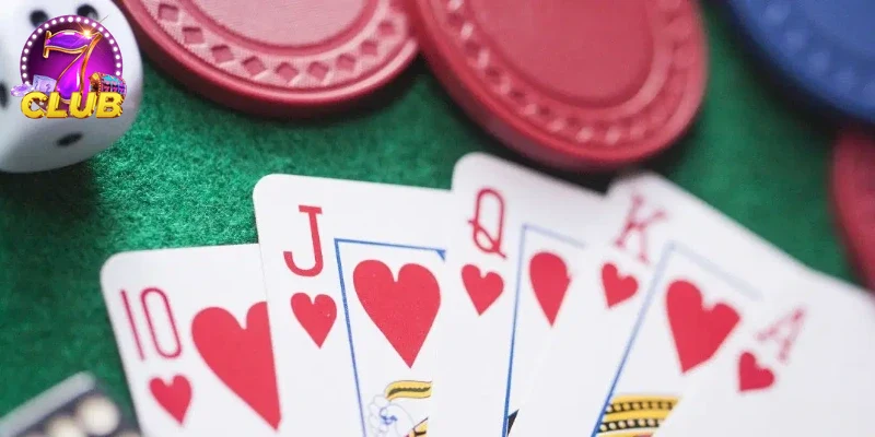 Người chơi trải nghiệm Three Card Poker cùng bạn bè trực tuyến.