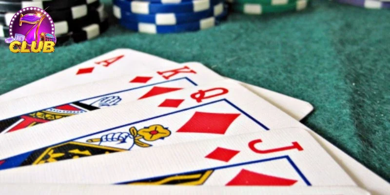 Người chơi Xì tố tập trung và phấn khích tại bàn chơi.